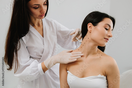 Φωτογραφία Nefertiti lifting injection in marked dotes on the neck