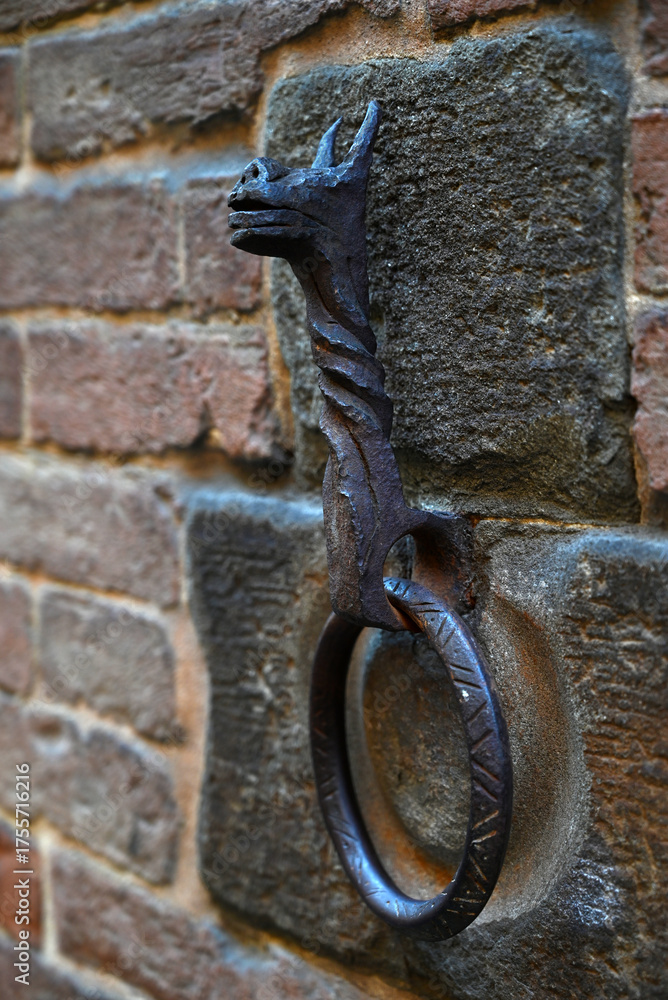 Obraz premium Anneau médiéval en fer pour attacher les chevaux dans une rue de Sienne