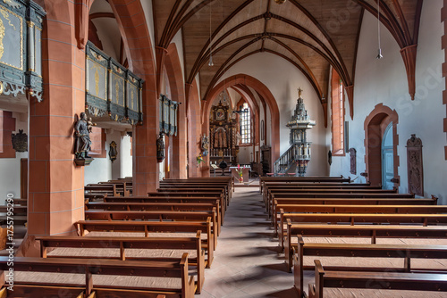 Menschenleerer Innenraum der Kirche St. Ursula in Oberursel, Hessen mit Altar, Altarraum, Apsis, Kanzel und Chor