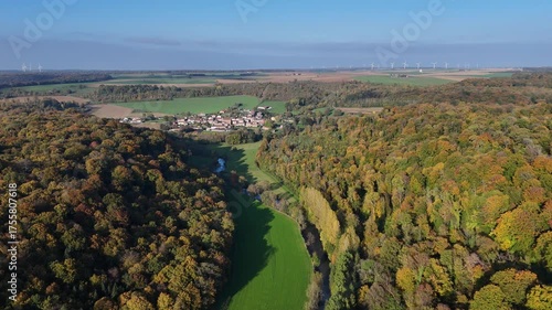 Vue aérienne panoramique près du village de Colmey, en Meurthe et Moselle. Paysage rural et forêts au début de l'automne en Lorraine.