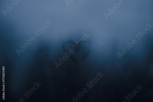 Cuadro en lienzo Heart shape drawn on fogged glass