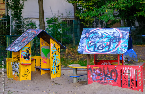 Graffiti auf einem Spielplatz