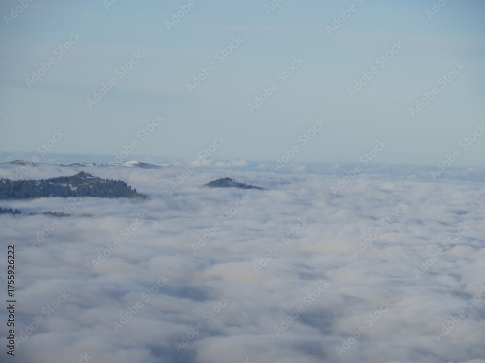 Obraz premium The sky is covered in clouds and the mountains are in the background