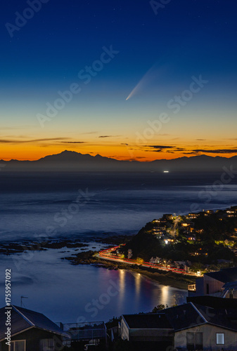 Wallpaper Mural ニュージーランド　ウェリントンのアイランド・ベイから見える夕焼け空を流れるアトラス彗星 Torontodigital.ca