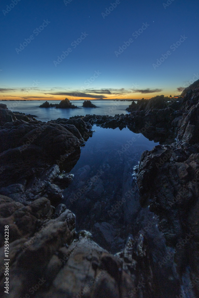 Fototapeta premium ニュージーランド ウェリントンのプリンセス・ベイの風景と夕焼け空