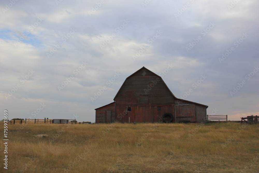 Obraz premium Abandoned Farm Yard and Prairie Scenery