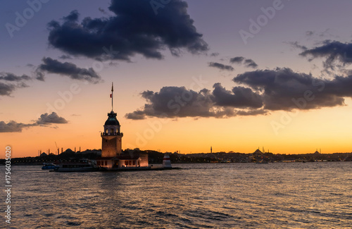 Torre de la Doncella en el Bósforo, Estambul, Turquía. Paisaje de atardecer soñado y hermoso. Viajes y turismo de lujo.