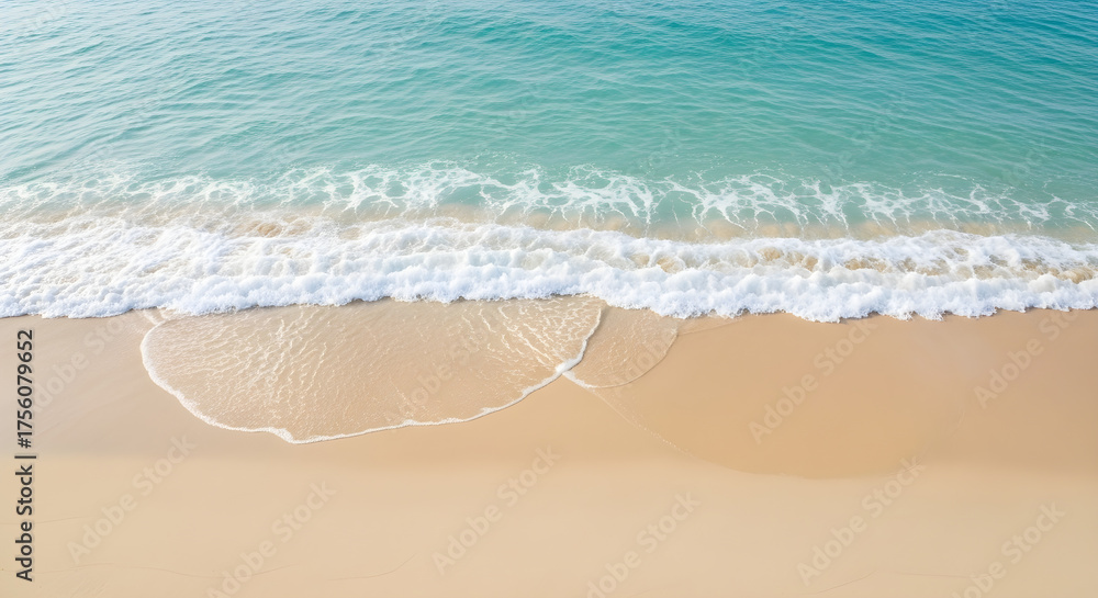 Naklejka premium Gentle ocean waves softly washing onto a pristine sandy beach under clear skies.
