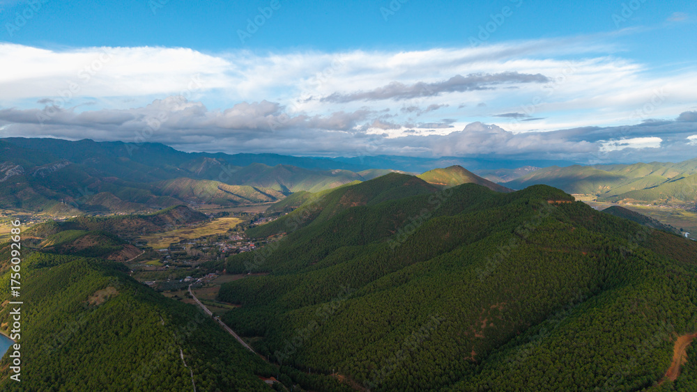 Obraz premium The sunset sun shines in the valley