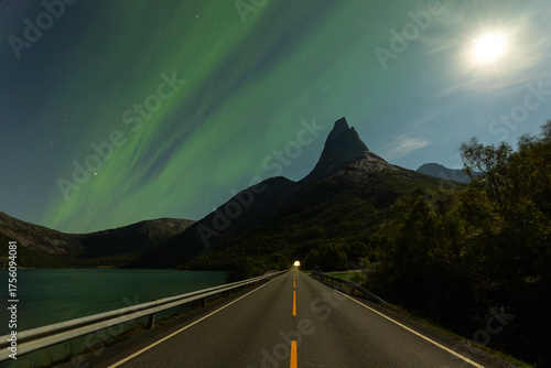 Magischer Stetind Berg in Nordnorwegen unter Polarlichtern und Vollmond