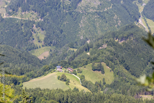 kleines haus auf einer wiese