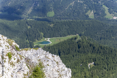 Kleiner Bergsee auf einer Wiese in den Alpen in Österreich