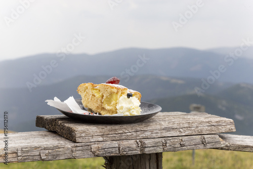 Kuchen mit Sahne und Blaubeere
