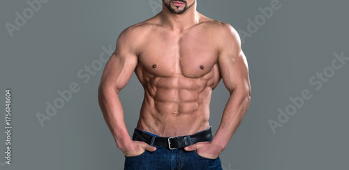 Fotografie Athletic bodybuilder man on grey background
