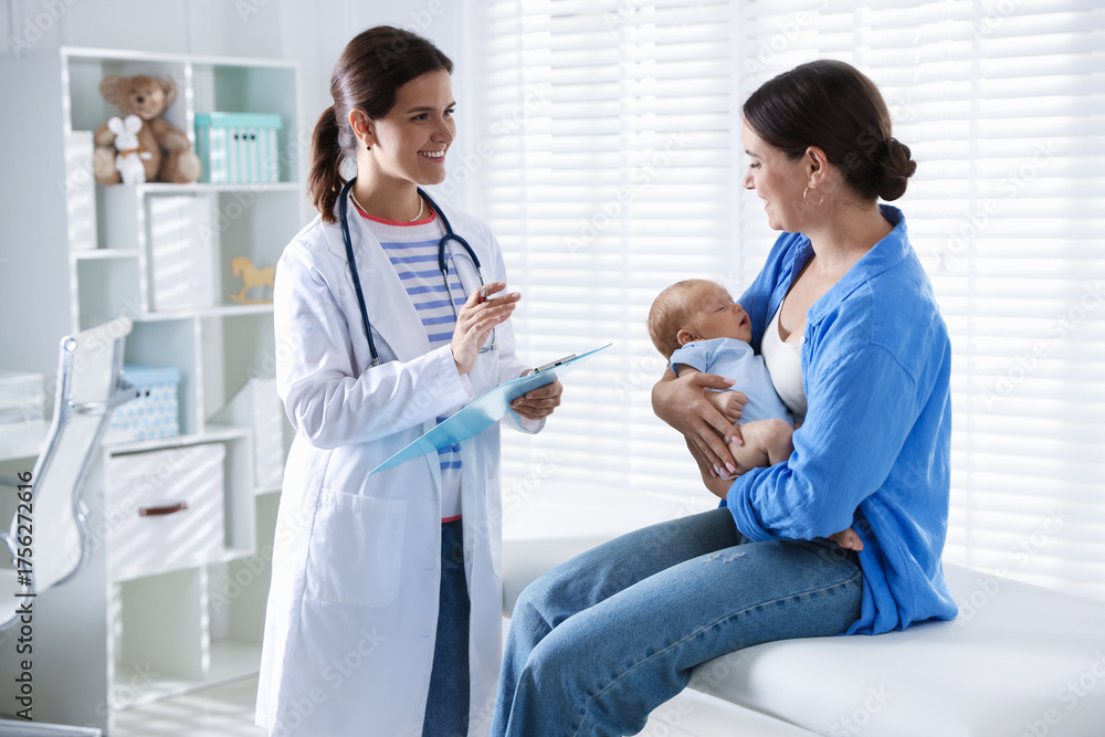 Obraz premium Mother and her cute little child having appointment with pediatrician in hospital. Checking baby's health