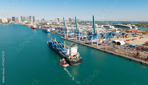 Foto Miami, Florida, USA - March 20, 2025: Freight container on cargo vessel