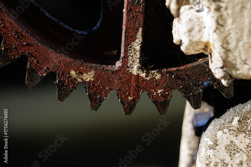 Fotografía Old greasy metal rusty cog in stone wall