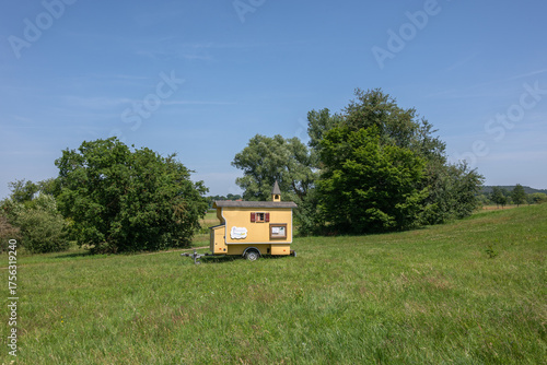 Fahrbare Schäferwagenkirche auf einer Wiese am bayerischen Altmühlsee