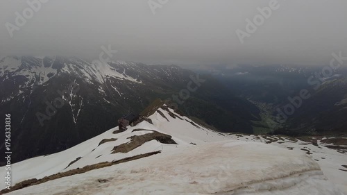 Hochnebel in den Alpen, Talblick vom Ankogel zum Hannoverhaus & Mallnitz