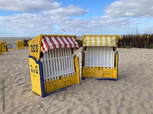 Strandkörbe am Strand der Nordsee in Cuxhaven