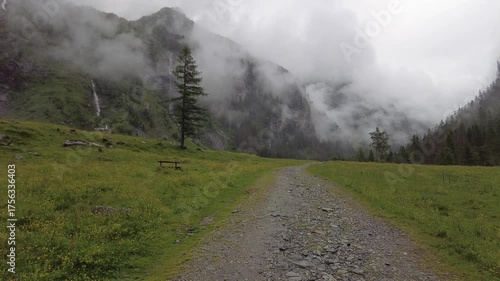 Regen und tiefhängende Wolken im Seebachtal