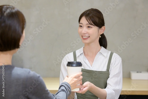 カフェで接客をする日本人の女性店員