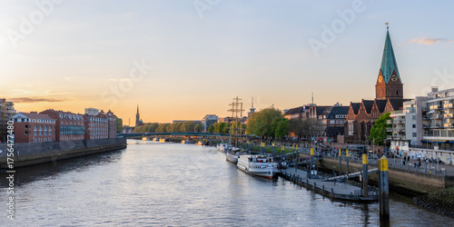 Weser mit Martinianleger in Bremen in der Abenddämmerung