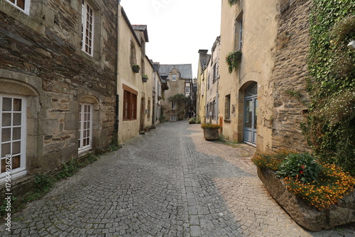 Vieille rue typique dans le village, village de Rochefort en Terre, département du Morbihan, Bretagne, France