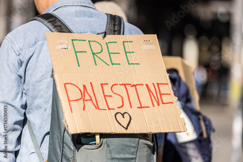 Free Palestine Schild bei einer pro palästinensischen Demo