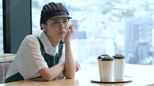 疲れた表情のカフェ店員　スタッフ　アルバイト