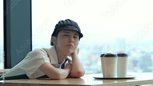 疲れた表情のカフェ店員　スタッフ　アルバイト
