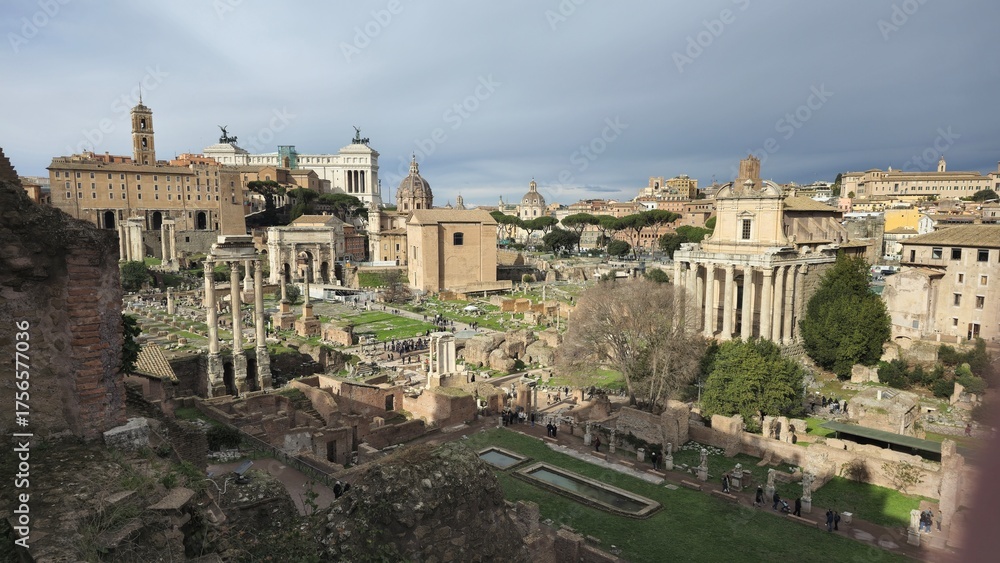 Obraz premium Rome, Italy - 13 January 2025. The Roman Forum displays ruins of key Roman buildings including the Temple of Saturn, Curia Julia, and Arch of Septimius Severus beneath the Altar of the Fatherland.
