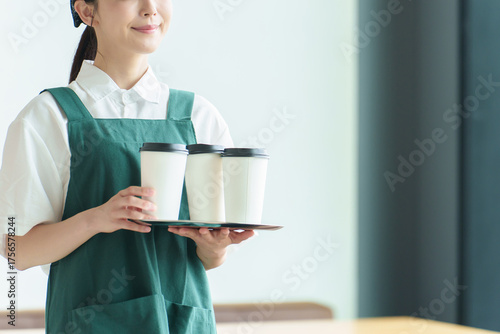 カフェで働く女性　店員　スタッフ　アルバイト