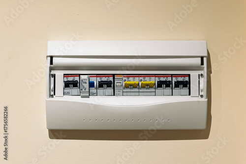 Obraz na plátně Cuadro eléctrico de una  vivienda, con Interruptor General Automático, varios  I