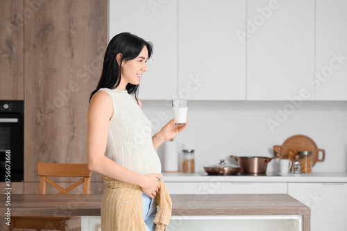 Pregnant woman drinking mil...