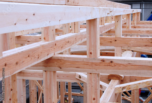 建築現場に設置された新築一戸建ての工事現場