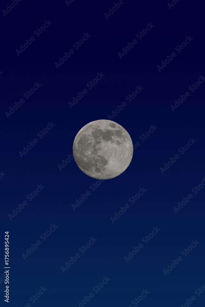 Obraz premium full moon over blue sky