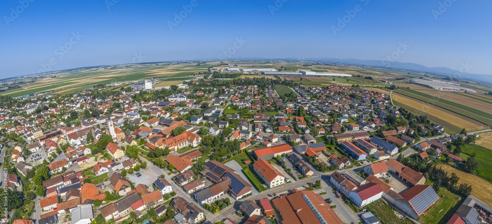 Obraz premium Ausblick auf den Markt Wallersdorf im Ferienland Dingolfing-Landau