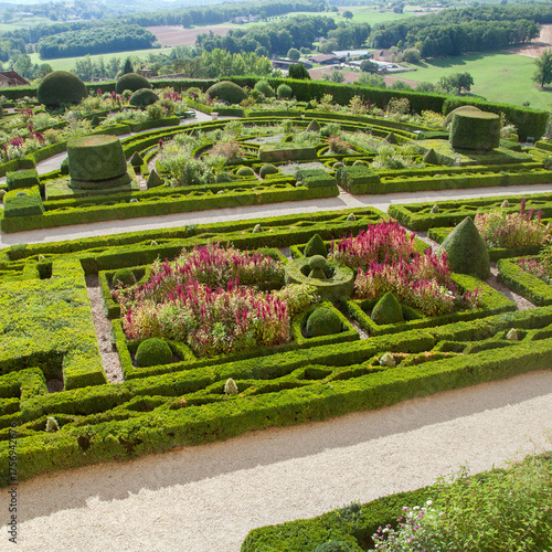 Un coin des jardins à la française du château de Hautefort (Dordogne)