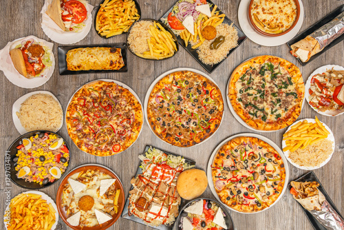 Tableau sur toile Pizza with pulled pork, BBQ sauce, crispy coleslaw, and fresh cilantro