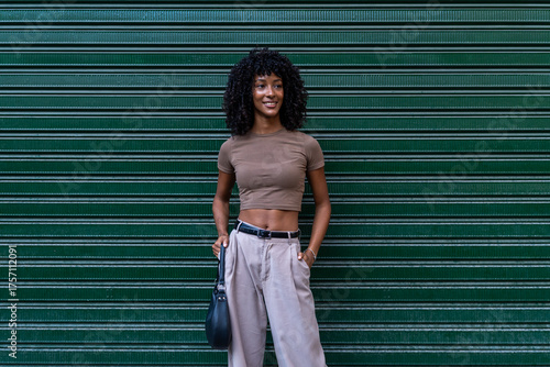 Papier peint Young woman enjoying city lifestyle posing in urban setting