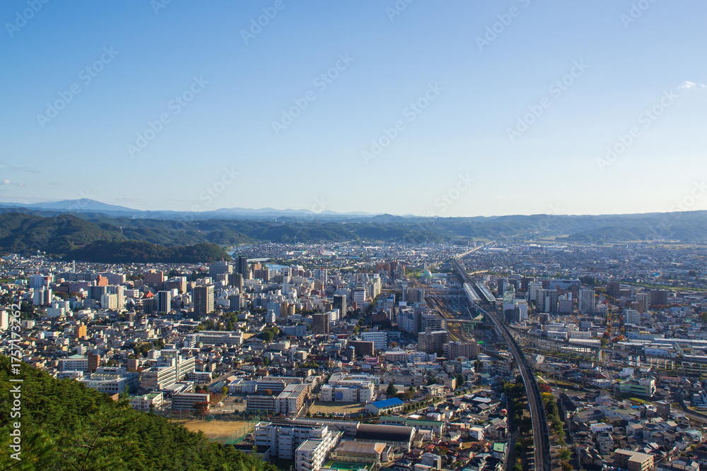 Fototapeta premium 福島市の街並みを高台から望む風景