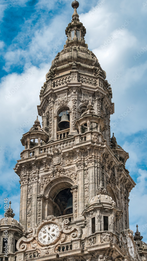 Fototapeta premium Torre del reloj y campanario catedral gótica y barroca de Santiago de Compostela, España