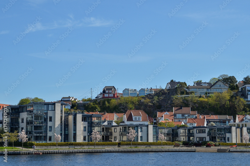 Obraz premium agder, kreuzfahrt, kristiansand, sommer, herbst, hochhaus, wohnpark, wohnungen, eigentum, miete, mietpreise, norway, norwegen, bauwerk, architektur, stadt, strasse, haus, pueblo, europa, himmel, städt