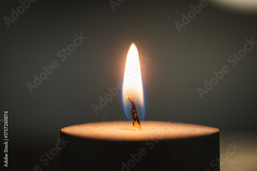 Bougie ronde allumée en gros plan, flamme chaleureuse et ambiance apaisante — concept de détente, bien-être, relaxation et atmosphère cocooning