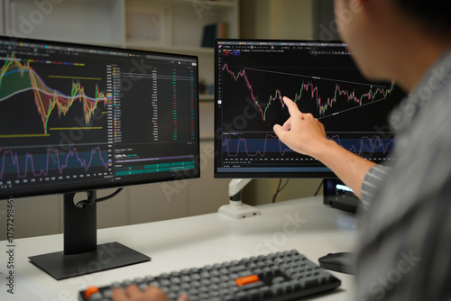 Foto Busy business man trader broker analyst investor analyzing stock exchange trade crypto market using pc computer digital data investing finances in stock market working in dark office