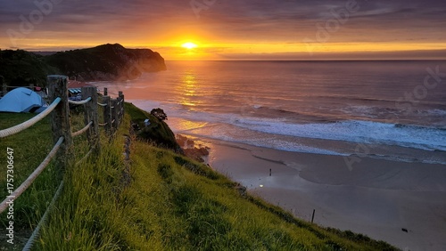 Bus-Camper Campingbus Sonnenuntergang Camping Glamping Vanlive Vanlife mobile working digital live digitale nomaden wohnmobil zelt