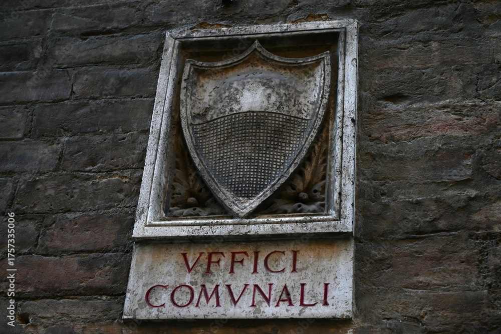 Fototapeta premium Emblème des bureaux municipaux sur un mur de la rue Sienna