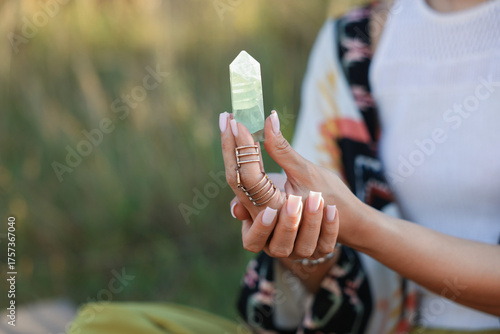 Foto Woman meditating with crystal to heal or restore her aura outdoors, closeup