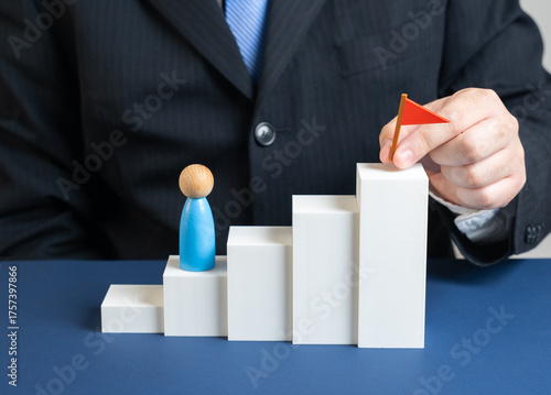 фотографія A businessman sets a goal at the pinnacle of a challenge